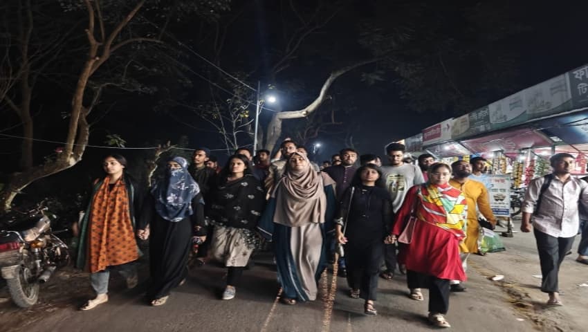 জাবিতে গভীর রাতে ছাত্রলীগের গোপন তৎপরতা: 'হটাও ইউনূস' স্লোগানে উত্তেজনা, ছাত্রসংগঠনগুলোর তীব্র বিক্ষোভ