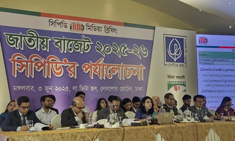 ড. ফাহমিদা খাতুন বলেন, ‘এবারের বাজেটেও অপ্রদর্শিত অর্থকে বৈধতা দেওয়ার চেষ্টা করা হয়েছে। সেটি ফ্ল্যাট কেনার মাধ্যমে। কালো টাকাকে সাদা করার উদ্যোগ নৈতিকভাবে কোনক্রমেই সমর্থনযোগ্য নয়। এটি বন্ধ করে দেওয়া উচিত। যারা বৈধভাবে অর্থ উপার্যন করে ও সঠিকভাবে কর দেয়, তাদের অনুৎসাহিত করে ও বৈষম্য সৃষ্টি করে। এই যে জুলাই আন্দোলনের মাধ্যমে সরকার গঠিত হলো, বাজেটের মূল স্লোগান, সেটার সঙ্গেও সাংঘর্ষিক।’