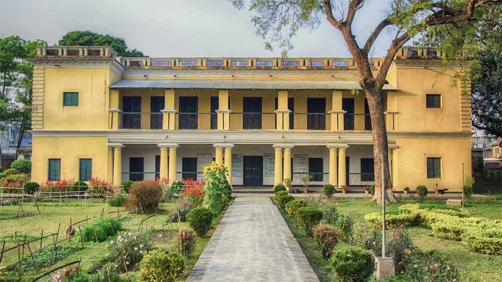 রবীন্দ্র কাছারিবাড়িতে শাহনেওয়াজ নামে এক স্থানীয় দর্শনার্থীকে আটকে মারধরের অভিযোগ উঠেছে কাছারি বাড়ির কাস্টোডিয়ান ও স্টাফদের বিরুদ্ধে। এই ঘটনার সূত্র ধরে পরে কাছারি বাড়িতে হামলা ও ভাঙচুরের ঘটনা ঘটিয়েছে স্থানীয় এক গ্রুপ। এরই প্রেক্ষিতে কাছারি বাড়িতে অনির্দিষ্টকালের জন্য দর্শনার্থীদের প্রবেশ নিষিদ্ধ ঘোষণা করা হয়েছে। এই ঘটনায় শাহনেওয়াজ ও কাস্টোডিয়ান উভয়ের পক্ষ থেকে পৃথক দু’টি মামলা করা হয়েছে। এই ঘটনার পরে অনির্দিষ্টকালের জন্য দর্শনার্থীদের প্রবেশ নিষিদ্ধ ঘোষণা করা হয়েছে।