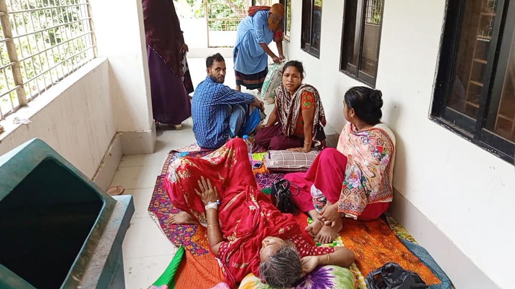 গত কয়েক দিনের একটানা তাপপ্রবাহের কারণে নওগাঁর মান্দা উপজেলা স্বাস্থ্য কমপ্লেক্সে রোগীর সংখ্যা স্বাভাবিকের চেয়ে কয়েক গুণ বেড়ে গেছে। ডায়রিয়া ও গরমজনিত নানা রোগে আক্রান্ত হয়ে গত পাঁচ দিনে অন্তত ২৩৫ জন রোগী চিকিৎসা নিয়েছে।