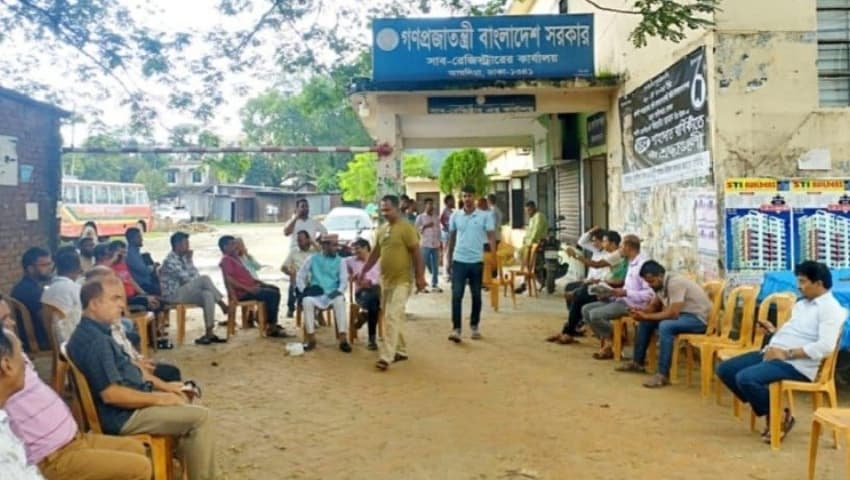 আশুলিয়ার সাব-রেজিস্টার অপসারণের দাবিতে অনির্দিষ্টকালের অবস্থান ধর্মঘট