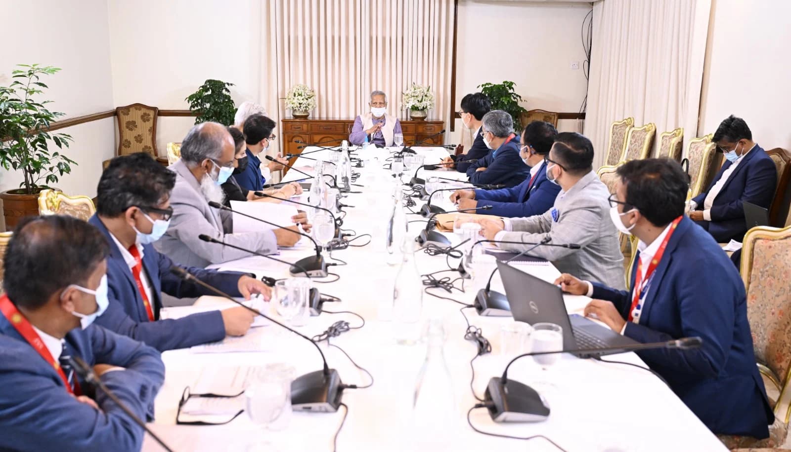 বৈঠকে প্রধান উপদেষ্টা সংশ্লিষ্ট কর্মকর্তাদের তিনটি বিষয়ের ওপর জোর দিতে নির্দেশ দেন। তিনি বলেন, ‘আমাদের অবশ্যই সর্বোচ্চ গুরুত্ব দিতে হবে আমাদের নদীপ্রবাহকে। বাংলাদেশ একটি বদ্বীপ। আমরা কোনোভাবেই আমাদের পানিপ্রবাহকে বাধাগ্রস্ত করতে চাই না।’