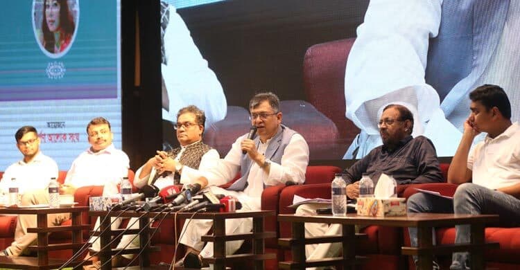 তিনি বলেন, 'দেশে উন্নত শিক্ষা ও গবেষণার সুযোগ সৃষ্টি হলেই বন্ধ হবে মেধা পাচার। মেধাহীন করে জাতিকে শাসন করার প্রবণতা থেকেই এ দেশে মেধা পাচারের ঘটনা ঘটেছে।'