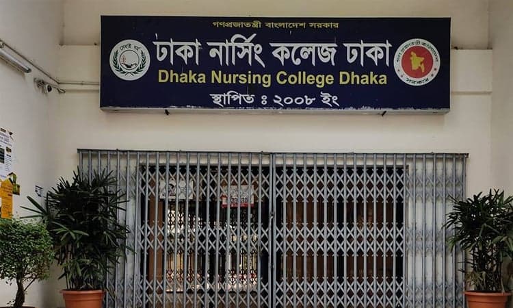 এতে আরও বলা হয়, এমতাবস্থায় তাদের চেহারা শনাক্তের প্রয়োজনীয়তা দেখা দিলে, ধর্মীয় অনুভূতির প্রতি সম্মান জানিয়ে নারী শিক্ষক দ্বারা আলাদা কক্ষে চেহারা শনাক্ত করার জন্য নির্দেশক্রমে অনুরোধ জানানো হলো।