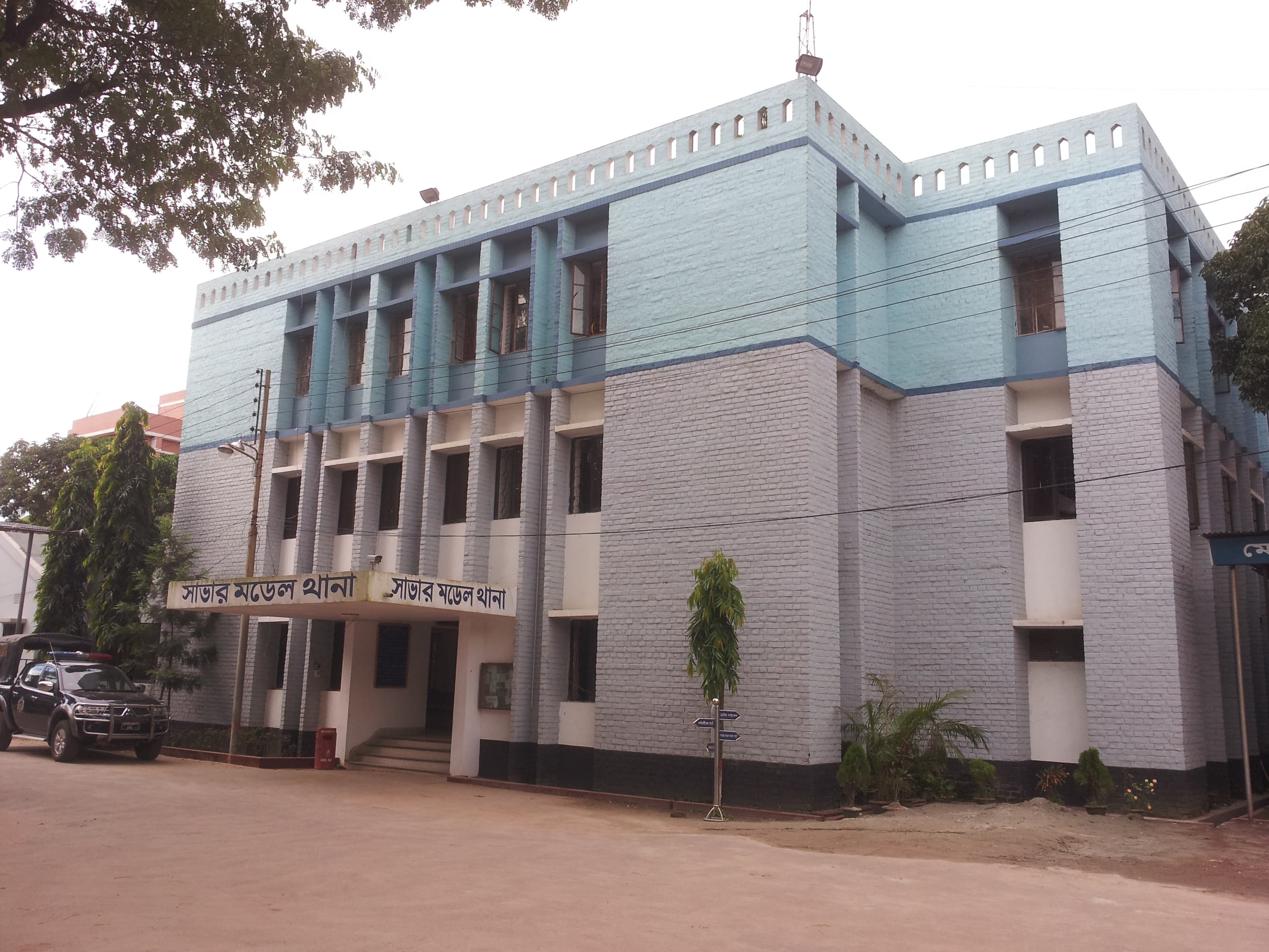 সাভার মডেল থানার ভারপ্রাপ্ত কর্মকর্তা (ওসি) জুয়েল মিঞা বলেন, ‘গত ৫ আগস্ট লুট হওয়া অস্ত্রের মধ্যে ১২টি এখনও উদ্ধার হয়নি। যারমধ্যে রয়েছে- চীনা রাইফেল ১টি, এসএমজি ১টি, শটগান ১টি, গ্যাস গান ৬টি, পিস্তল ৩টি। এরমধ্যে ট্রাফিকের একটি পিস্তল রয়েছে।’