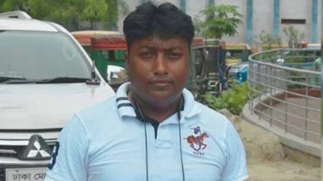 খুলনায় পলাতক পুলিশ কর্মকর্তাকে মারধরের পর পুলিশে দিল জনতা