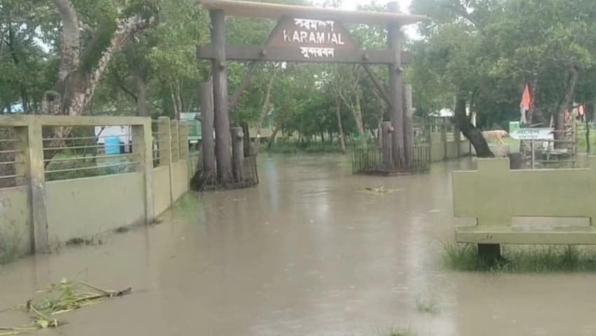 অস্বাভাবিক জোয়ারে তলিয়েছে সুন্দরবন