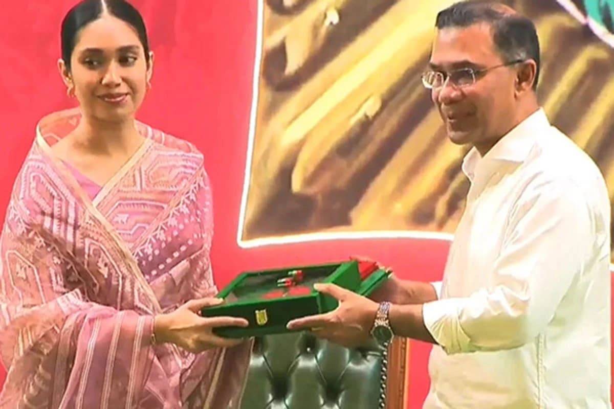 প্রধানমন্ত্রীর হাত থেকে দাদির স্বাধীনতা পুরস্কার গ্রহণ করলেন জাইমা রহমান