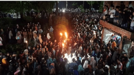 মধ্যরাতে ধর্ষণ বিরোধী আন্দোলনে উত্তাল জাহাঙ্গীরনগর বিশ্ববিদ্যালয়